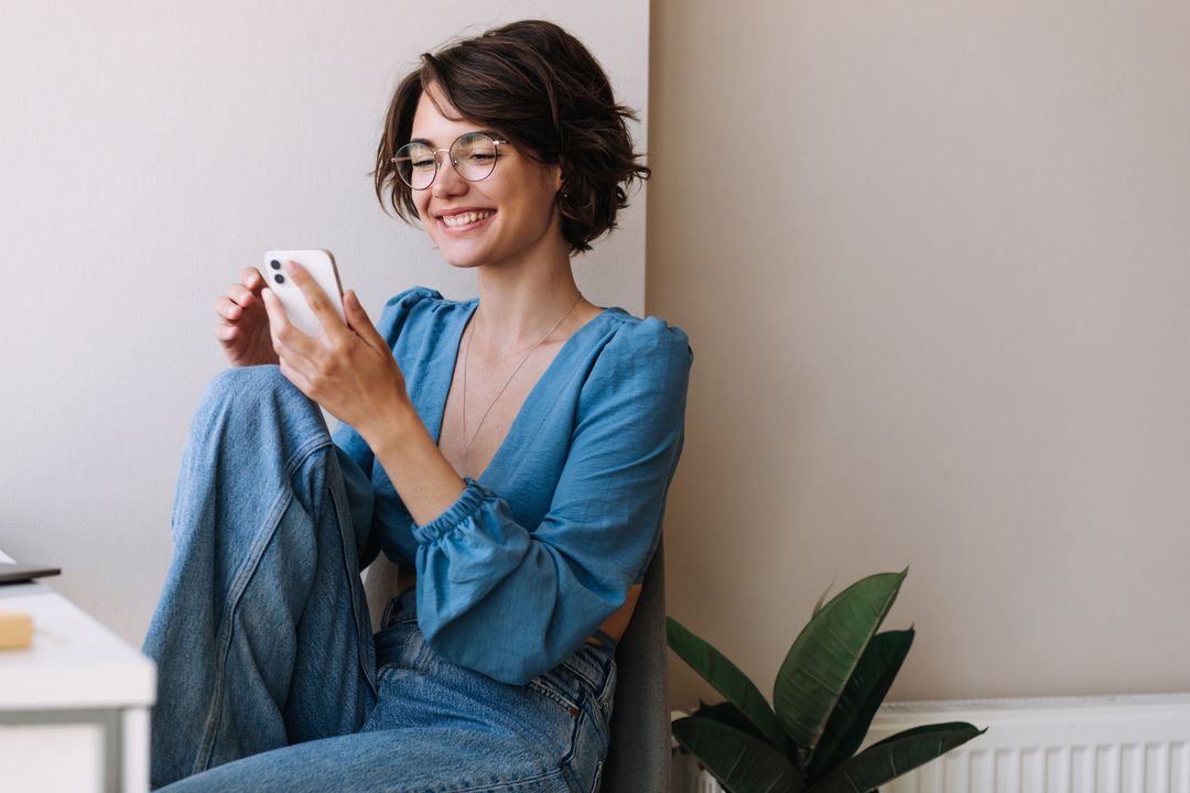 Woman recording a phone call on her smartphone